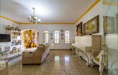 Imagem: A casa possui 4 Dormitórios, 3 Banheiros, 5 Vagas na garagem