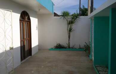 Imagem: A casa possui 3 Dormitórios, 2 Vagas na garagem e 200m² de