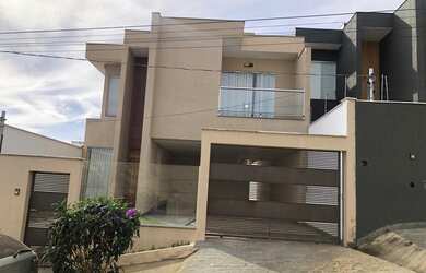 Imagem: A casa em condomínio possui 3 Dormitórios, 1 Banheiro, 2 Vagas