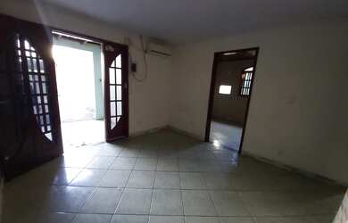 Imagem: A casa possui 2 Dormitórios, 1 Banheiro, 1 Vaga na garagem