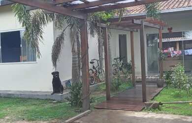 Imagem: A casa possui 3 Dormitórios, 2 Banheiros e 1 Vaga na garagem