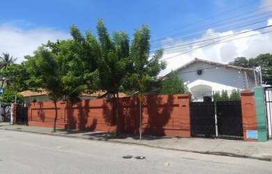 Imagem: A casa possui 3 Dormitórios, 4 Banheiros, 5 Vagas na garagem