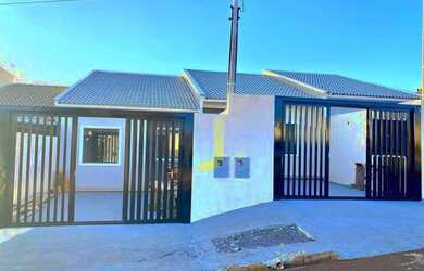 Imagem: A casa possui 3 Dormitórios, 1 Banheiro, 2 Vagas na garagem