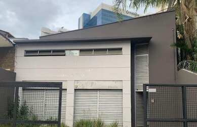 Imagem: O depósito possui 4 Vagas na garagem, 550m² de Área e está