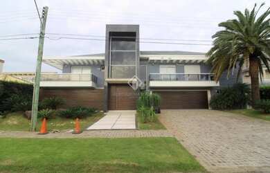 Imagem: A casa em condomínio possui 5 Dormitórios, 5 Banheiros, 4