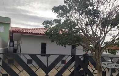 Imagem: A casa possui 1 Dormitório, 1 Banheiro, 1 Vaga na garagem