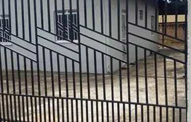 Imagem: A casa possui 3 Dormitórios, 1 Banheiro, 2 Vagas na garagem