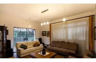 Imagem: A casa possui 3 Dormitórios, 4 Banheiros, 3 Vagas na garagem