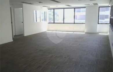 Imagem: O depósito possui 2 Vagas na garagem, 117m² de Área e está