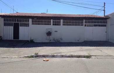 Imagem: A casa possui 2 Dormitórios, 1 Banheiro, 1 Vaga na garagem