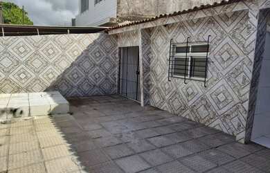 Imagem: A casa possui 3 Dormitórios, 1 Banheiro, 1 Vaga na garagem