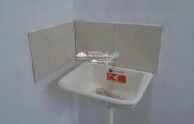 Imagem: A casa possui 1 Dormitório, 1 Banheiro, 1 Vaga na garagem e