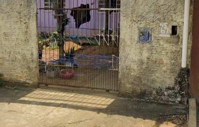 Imagem: A casa possui 3 Dormitórios, 1 Banheiro, 2 Vagas na garagem