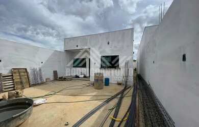 Imagem: A casa possui 3 Dormitórios, 2 Banheiros, 2 Vagas na garagem