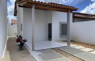 Imagem: A casa possui 2 Dormitórios, 2 Banheiros, 2 Vagas na garagem