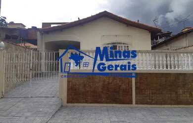 Imagem: A casa possui 3 Dormitórios, 1 Banheiro, 2 Vagas na garagem