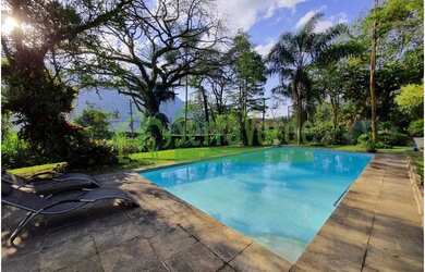 Imagem: A casa possui 5 Dormitórios, 2 Banheiros, 3 Vagas na garagem