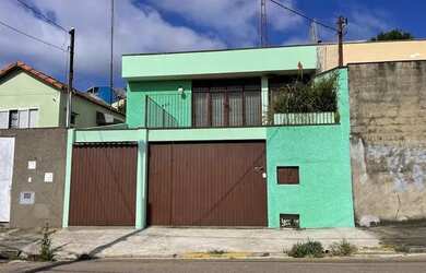Imagem: A casa possui 3 Dormitórios, 3 Banheiros, 2 Vagas na garagem