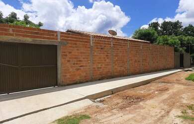 Imagem: A casa possui 2 Dormitórios, 1 Banheiro, 1 Vaga na garagem