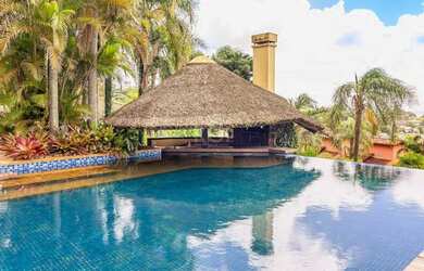 Imagem: A casa em condomínio possui 5 Dormitórios, 5 Banheiros, 4