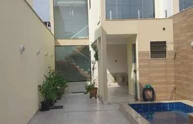 Imagem: A casa possui 2 Dormitórios, 2 Banheiros, 3 Vagas na garagem