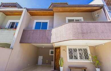 Imagem: A casa possui 4 Dormitórios, 5 Banheiros, 3 Vagas na garagem