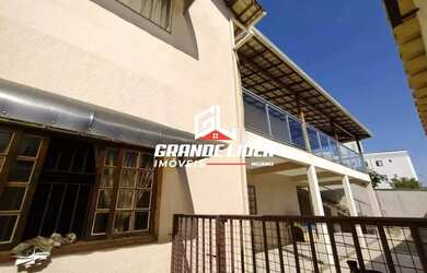 Imagem: A casa possui 5 Dormitórios, 3 Banheiros, 5 Vagas na garagem