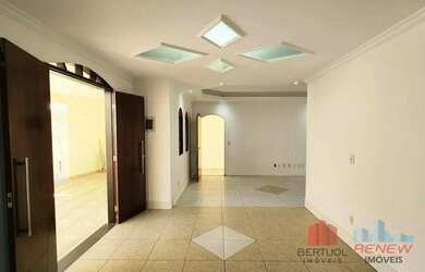 Imagem: A casa possui 2 Dormitórios, 2 Banheiros, 2 Vagas na garagem