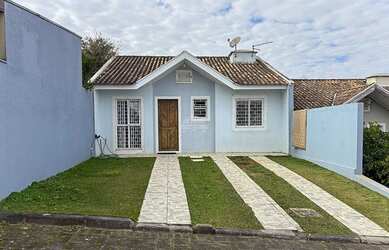 Imagem: A casa possui 3 Dormitórios, 2 Banheiros, 4 Vagas na garagem