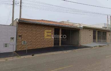 Imagem: A casa possui 3 Dormitórios, 2 Banheiros, 3 Vagas na garagem