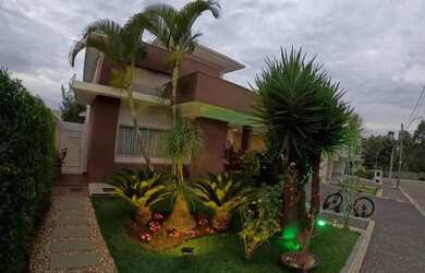 Imagem: A casa em condomínio possui 5 Dormitórios, 5 Banheiros, 5