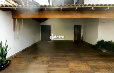 Imagem: A casa possui 5 Dormitórios, 1 Banheiro, 5 Vagas na garagem