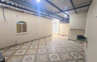 Imagem: A casa possui 2 Dormitórios, 1 Banheiro, 2 Vagas na garagem