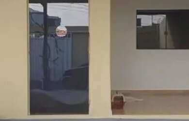 Imagem: A casa possui 3 Dormitórios, 2 Banheiros, 2 Vagas na garagem