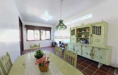 Imagem: A casa possui 3 Dormitórios, 3 Banheiros, 3 Vagas na garagem