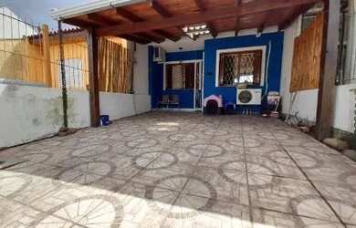 Imagem: A casa possui 2 Dormitórios, 1 Banheiro, 2 Vagas na garagem