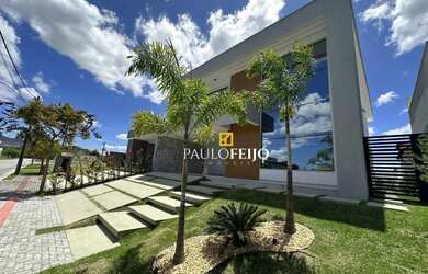 Imagem: A casa possui 4 Dormitórios, 1 Banheiro, 4 Vagas na garagem