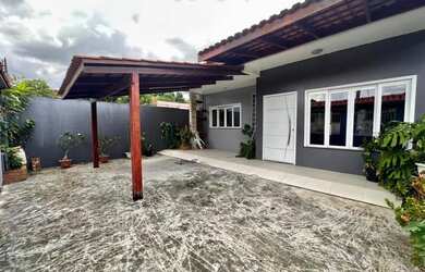 Imagem: A casa possui 3 Dormitórios, 2 Banheiros, 3 Vagas na garagem