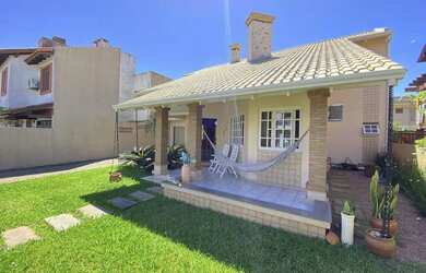 Imagem: A casa possui 4 Dormitórios, 3 Banheiros e 202m² de Área