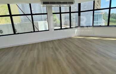 Imagem: O depósito possui 4 Vagas na garagem e 160m² de Área e está