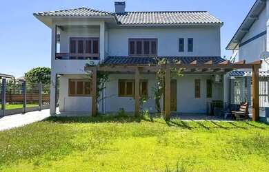 Imagem: A casa possui 4 Dormitórios, 3 Banheiros, 2 Vagas na garagem