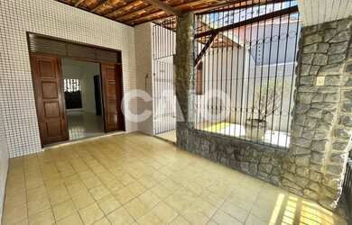 Imagem: A casa possui 3 Dormitórios, 1 Banheiro, 1 Vaga na garagem