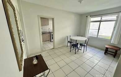 Imagem: O apartamento possui 3 Dormitórios, 1 Banheiro, 1 Vaga na garagem