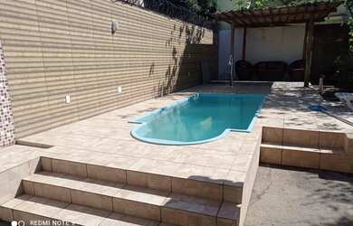 Imagem: A casa possui 2 Dormitórios, Acomodam 14 pessoas, 5 Vagas na