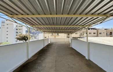 Imagem: A casa possui 4 Dormitórios, 3 Banheiros, 1 Vaga na garagem