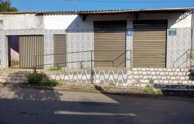 Imagem: A casa possui 3 Dormitórios, 2 Banheiros, 3 Vagas na garagem