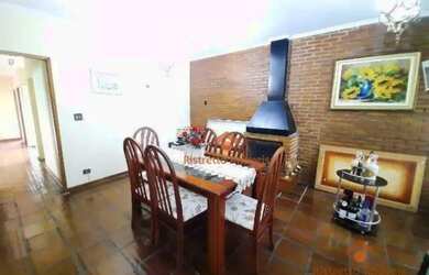 Imagem: A casa possui 3 Dormitórios, 2 Banheiros, 5 Vagas na garagem