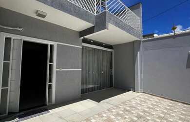 Imagem: A casa possui 3 Dormitórios, 2 Banheiros, 2 Vagas na garagem