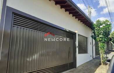 Imagem: A casa possui 3 Dormitórios, 2 Banheiros, 1 Vaga na garagem