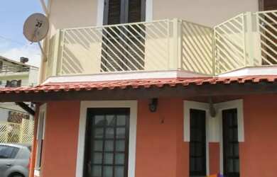 Imagem: A casa possui 2 Dormitórios, 2 Banheiros, 2 Vagas na garagem